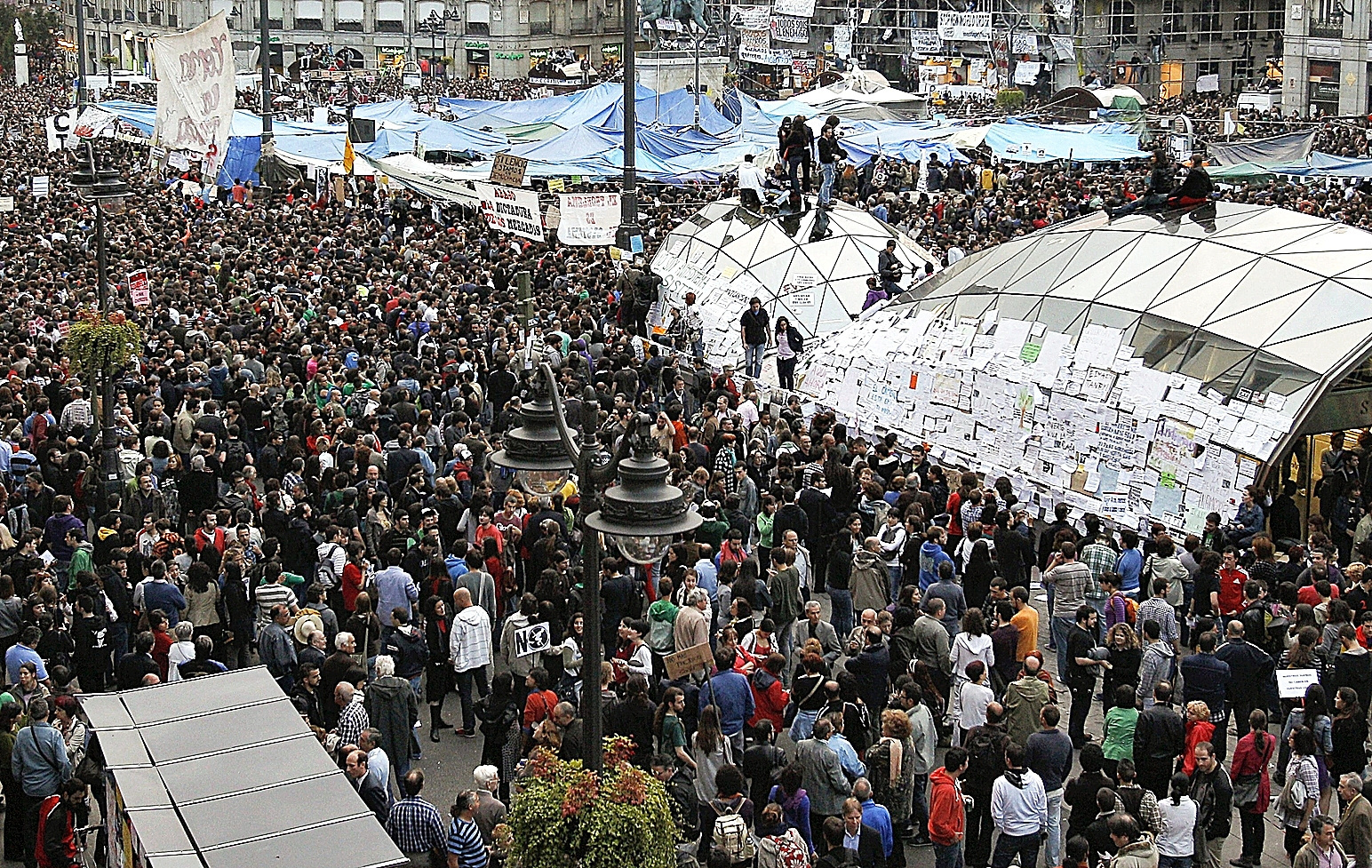 Imagen de la Puerta del Sol abarrotada de manifestantes y miembros del Movimiento 'Toma la plaza' el 19 de mayo de 2011.