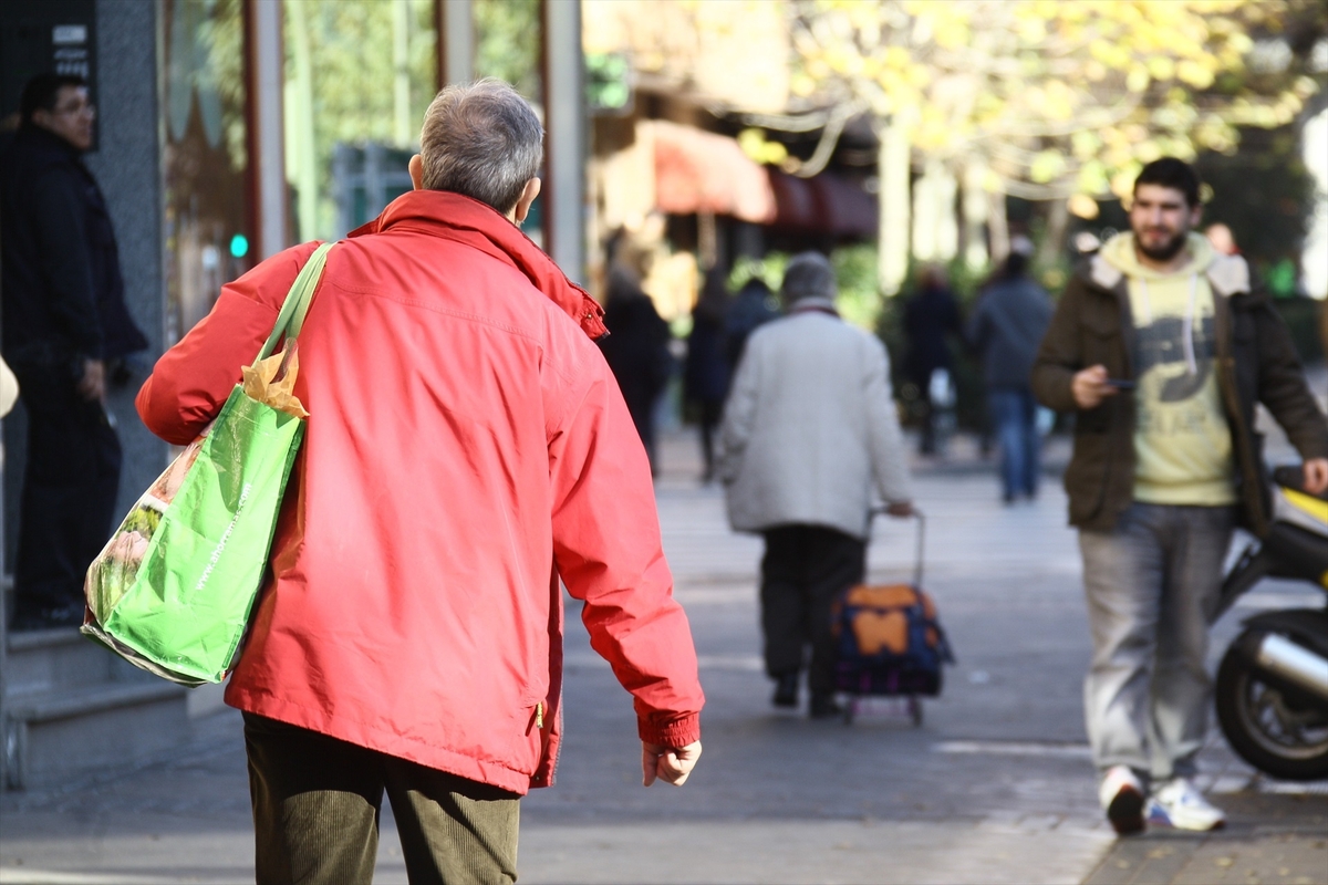 Varias personas pasean por la calle en Madrid. (Europa Press)