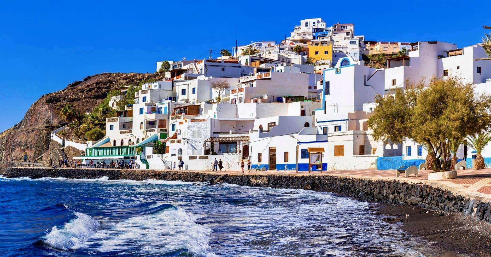 Foto: Casas blancas junto al mar y un tranquilo paseo marítimo dan forma a este pequeño enclave pesquero del sureste de Fuerteventura. (Facebook)