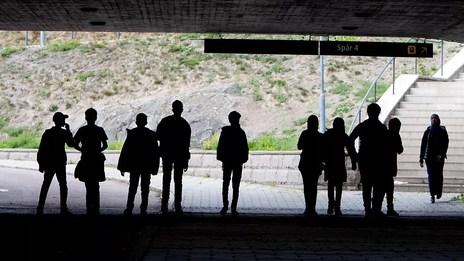 Migrant pupils walk under a railway bridge in Flen, 30 August, 2018