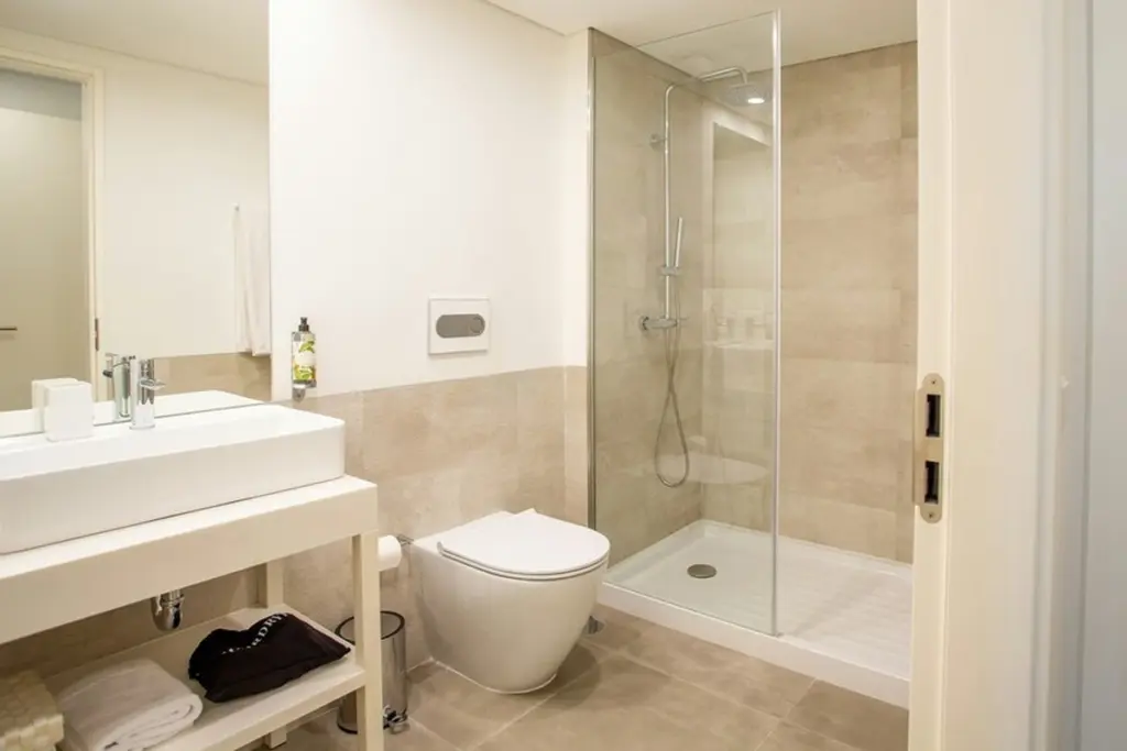 Ducha ordenada sin taladros: la estantería telescópica de Lidl para tu baño