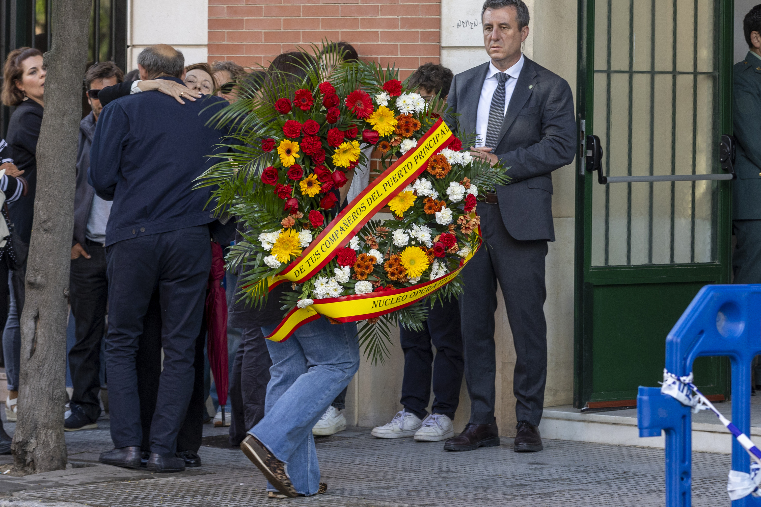 Llegada de coronas de flores a la Comandancia de la Guardia Civil de Huelva este sábado.