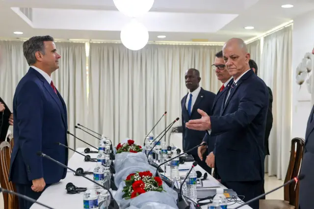 El director de la CIA, John Ratcliffe, asiste a una reunión con funcionarios cubanos en un lugar identificado como La Habana.