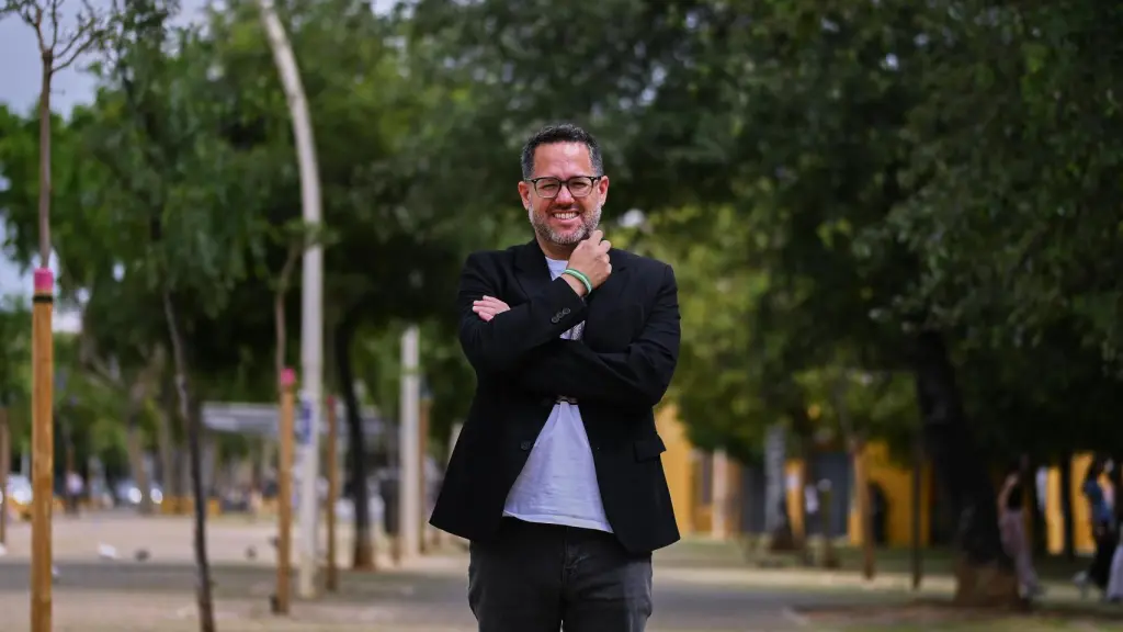 García posa en la Alameda.