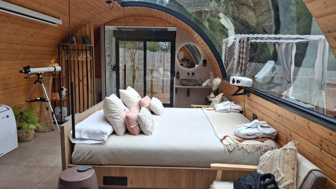 Foto: Habitación con ventanal panorámico que convierte la estancia en una experiencia bajo el cielo abierto. (Google)