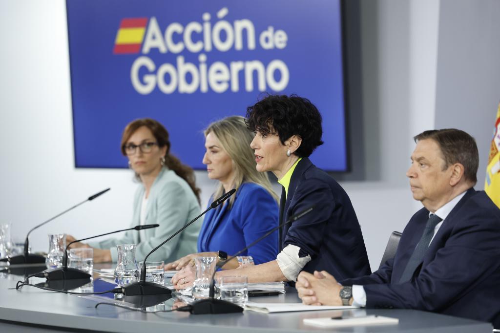 Mónica García, Milagros Tolón, Elma Saiz y Luis Planas, este martes, en rueda de prensa tras el Consejo de Ministros.
