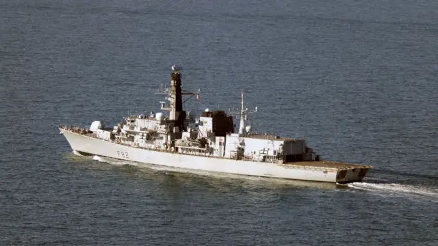 Foto de la fragata británica HMS Somerset en el mar.