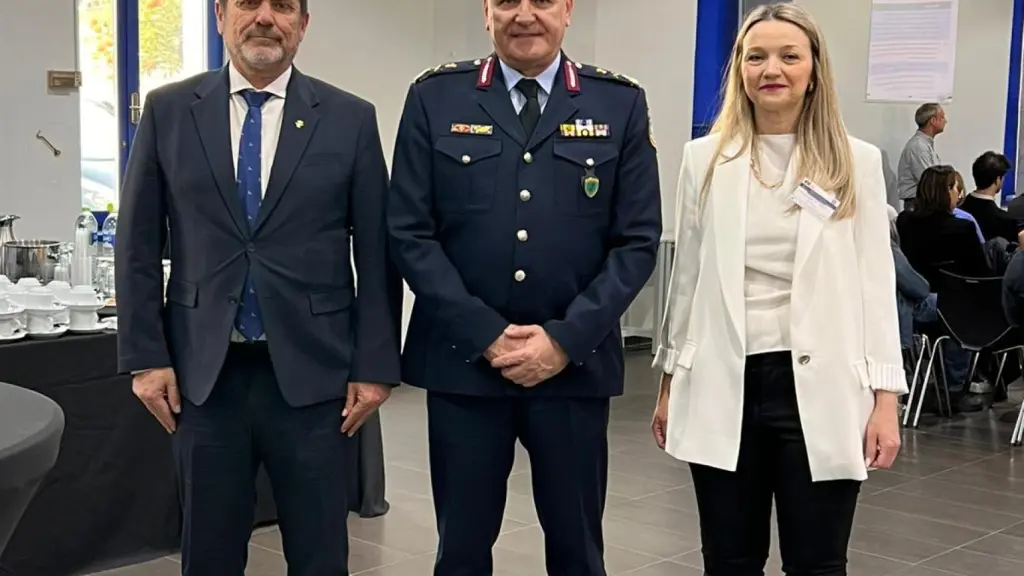 El concejal Fulgencio Perona junto al jefe de la Policía Helénica, Ioannis Skouras, durante el desarrollo de la jornada final del proyecto europeo Dismantle en Atenas.