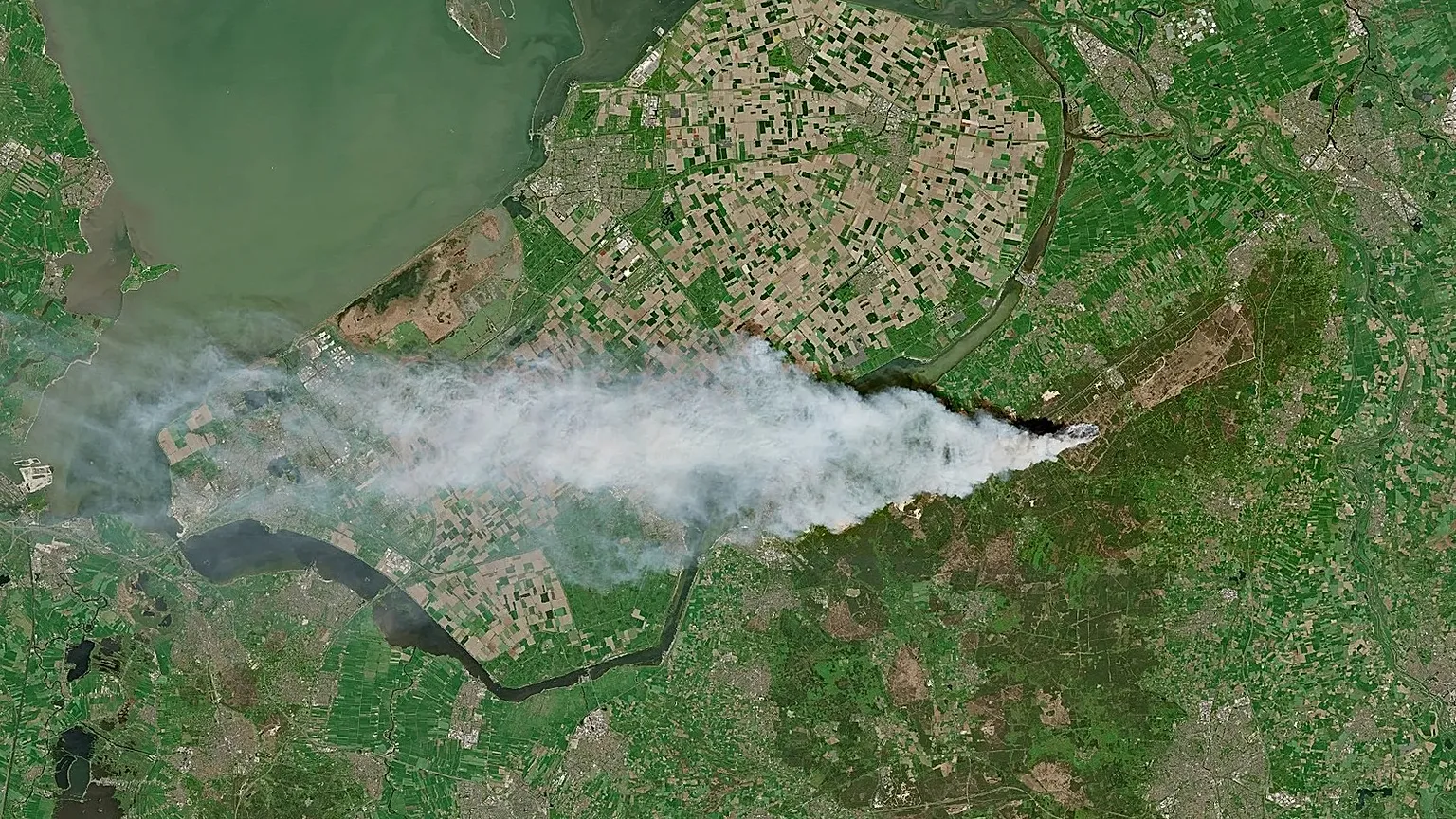 Satellite imagery of a wildfire burning near the village of 't Harde, 29 April, 2026