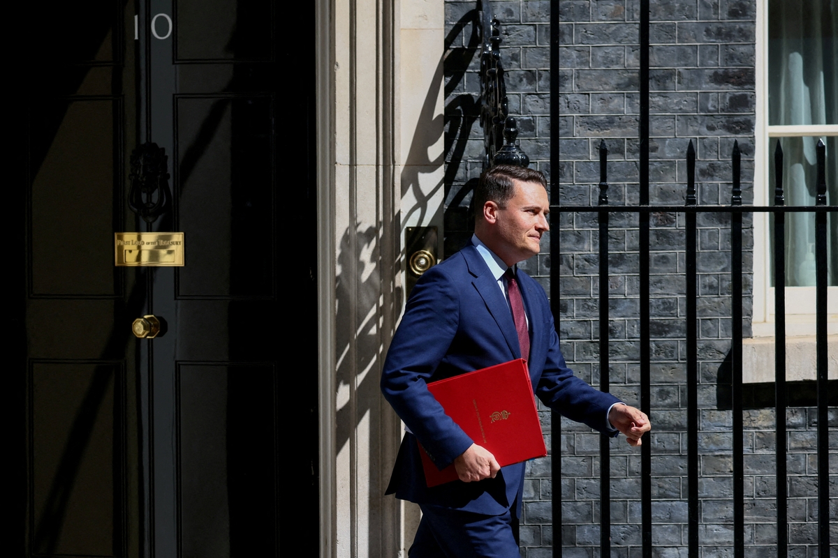 El ministro de Sanidad británico, Wes Streeting, camina tras asistir a una reunión del Consejo de Ministros en Downing Street, el día antes de la apertura solemne del Parlamento, en Londres, Reino Unido, el 12 de mayo de 2026. REUTERS/Jack Taylor/Foto de archivo