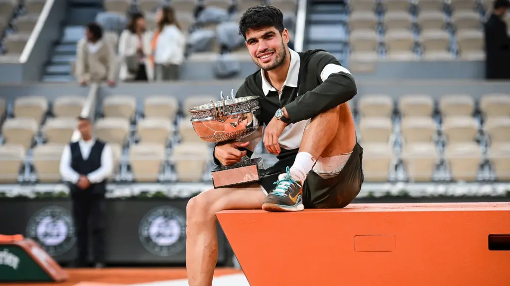 Alcaraz con el título del Roland Garros conseguido en 2025.