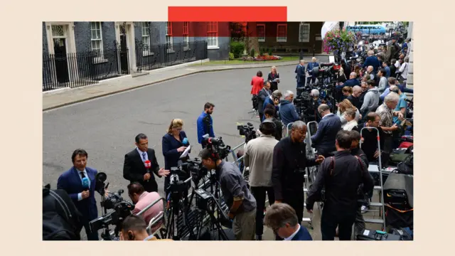 Miembros de los medios de comunicación informan desde las afueras del número 10 de Downing Street en Londres, Reino Unido.