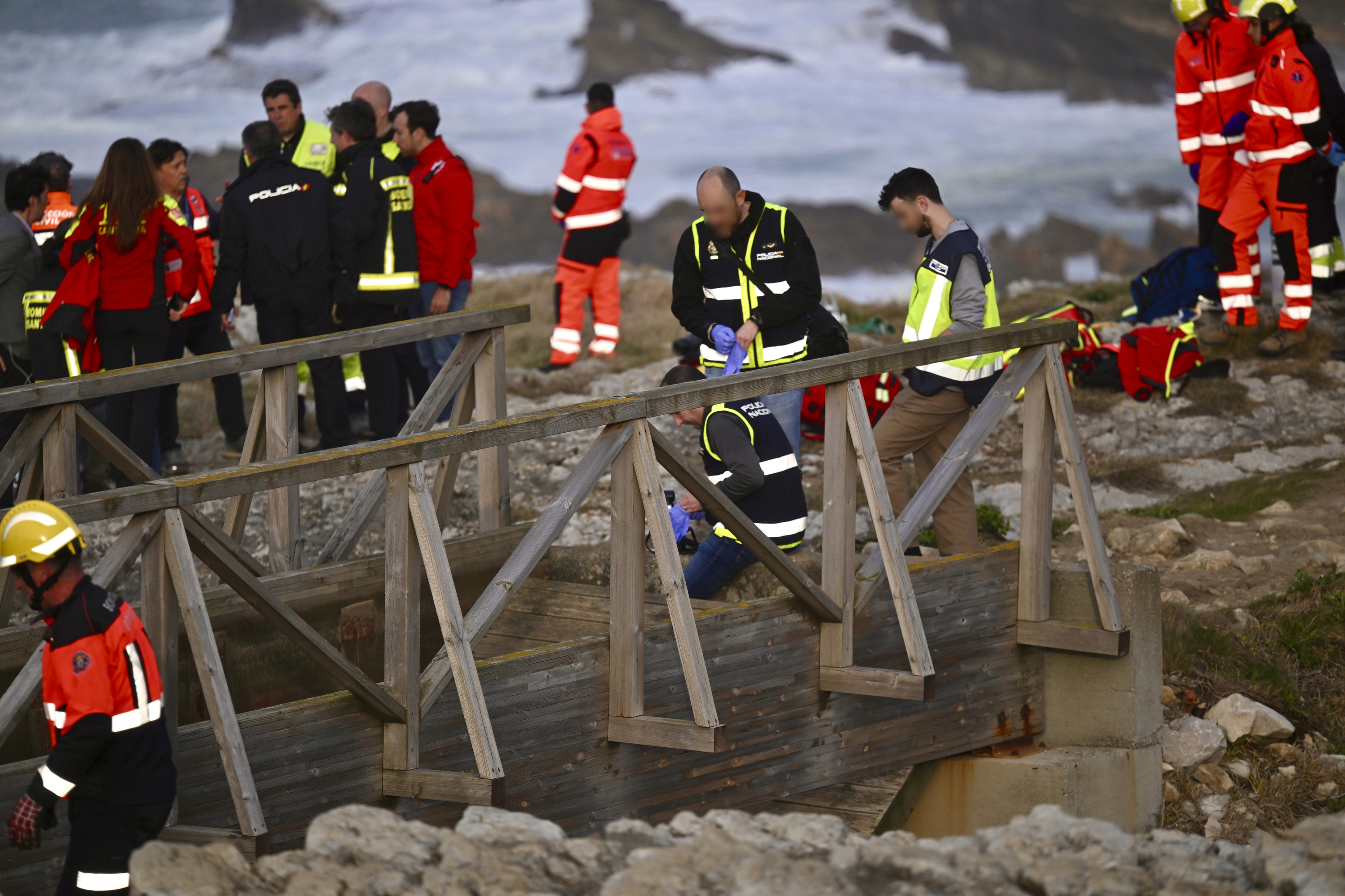 Servicios de emergencias trabajan en el lugar de los hechos, el 3 de marzo de 2026, en Santander, donde calló la pasarela.