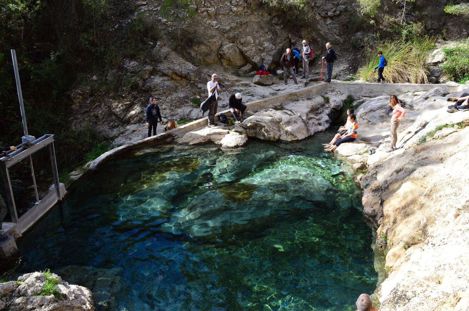 Foto: Varios visitantes descansan junto a una poza de aguas termales en Murcia, ideal para el baño todo el año. (Facebook)