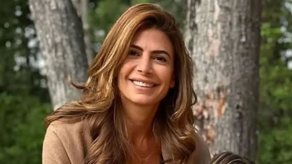 El truco de Juliana Awada para un salón Japandi: por qué 1 solo cuadro XXL cambia todo