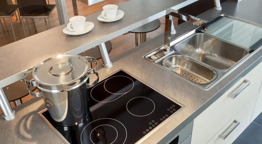 Encimera siempre despejada: el truco del fregadero workstation para tu cocina