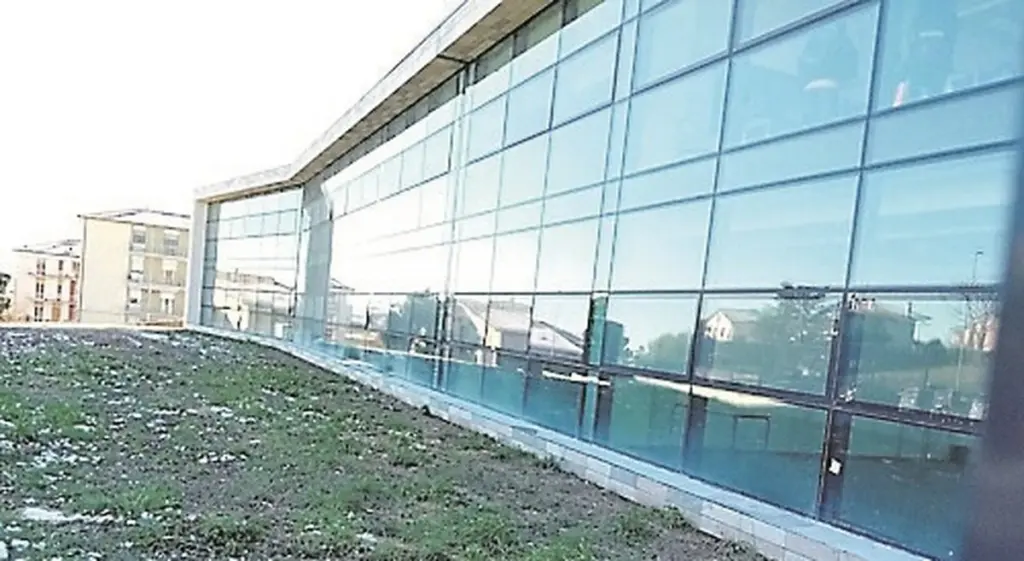 Escuela secundaria Lorenzini en Jesi: el gran error de 5 millones que evita el calor