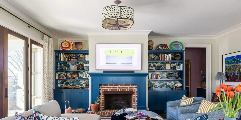 Estanterías de lujo: el truco de diseño de interiores con papel pintado