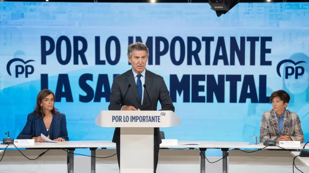 Alberto Núñez Feijóo, entre Carmen Fúnez y Mercedes Navío, durante su discurso ante la Mesa de Salud Mental, en la sede del PP.