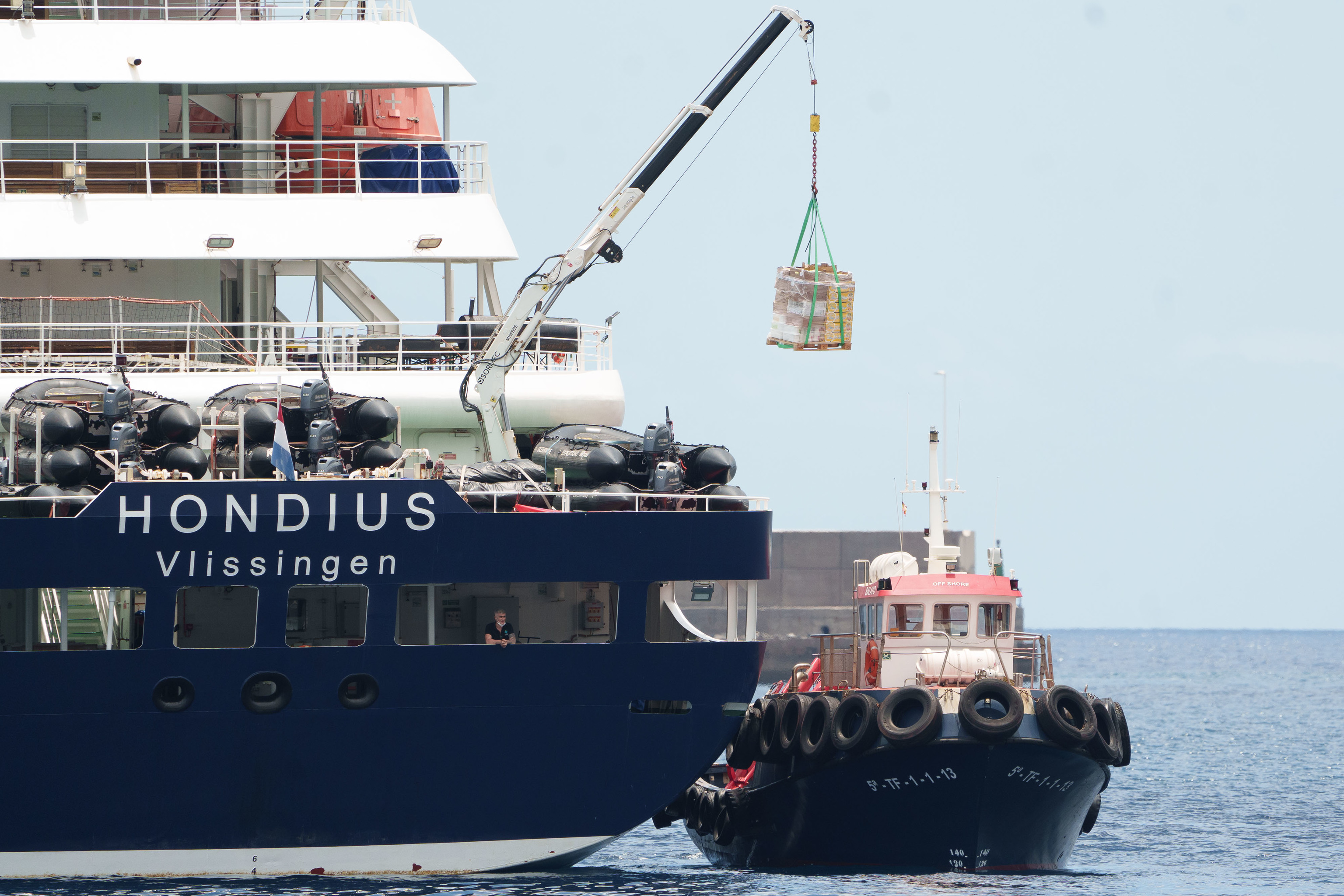 El crucero MV Hondius se prepara para desembarcar en Granadilla de Abona.