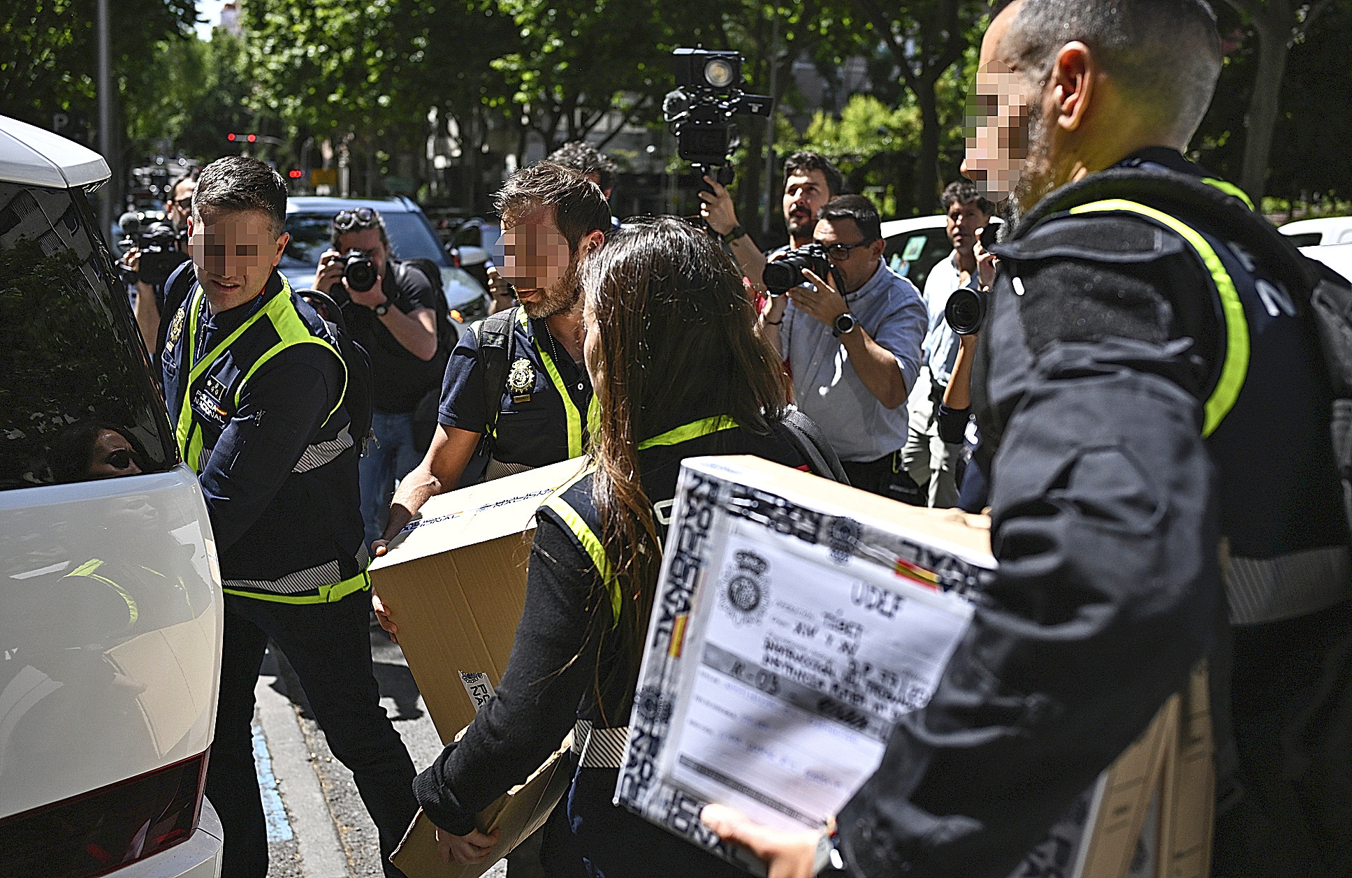 Agentes de la Unidad de Delincuencia Económica y Fiscal (UDEF) de la Policía Nacional a su salida de la sede de la empresa de las hijas de Zapatero.