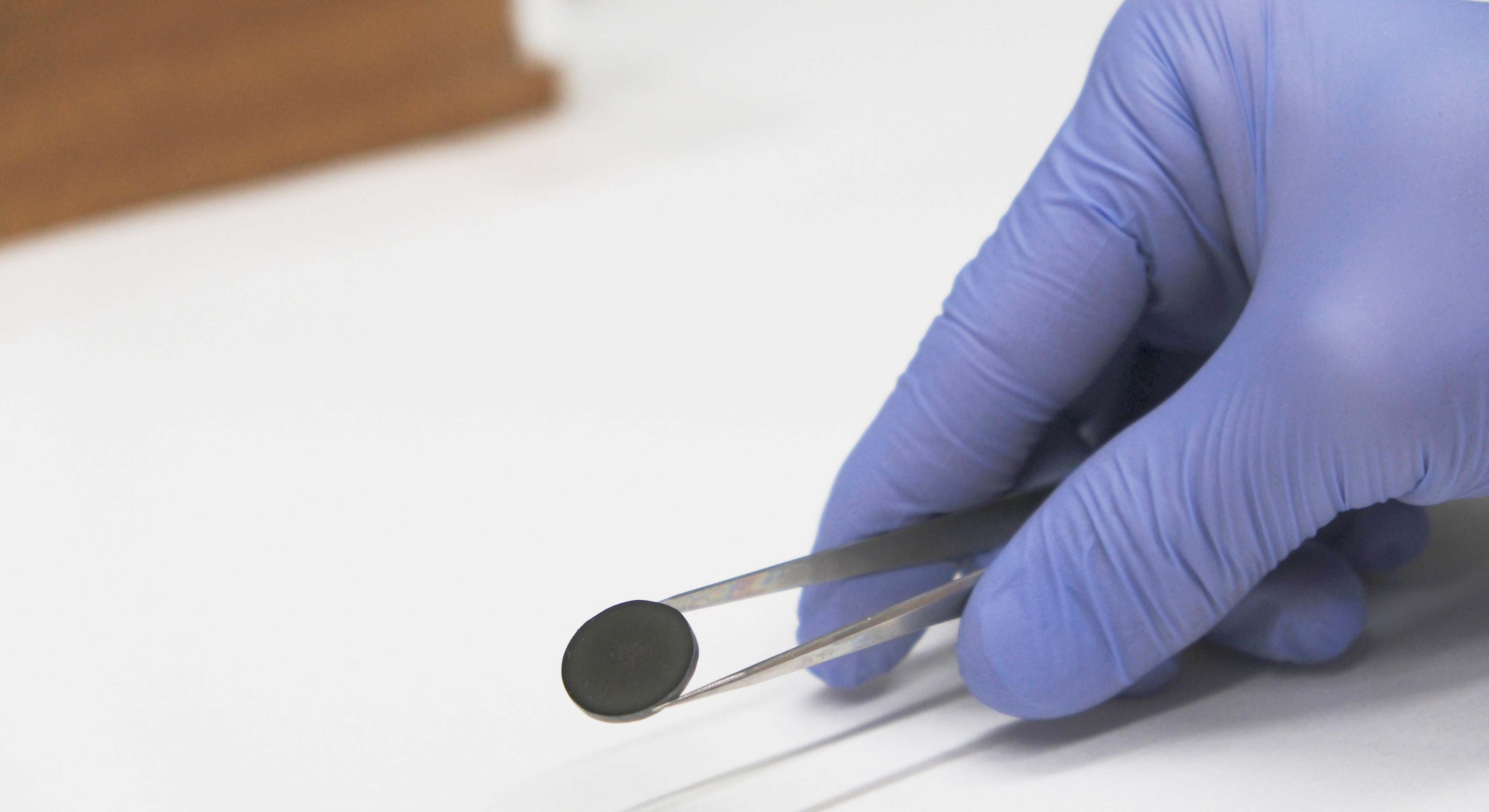 Muestra de las electrocerámicas sostenibles con nanocelulosa. / Foto: EP