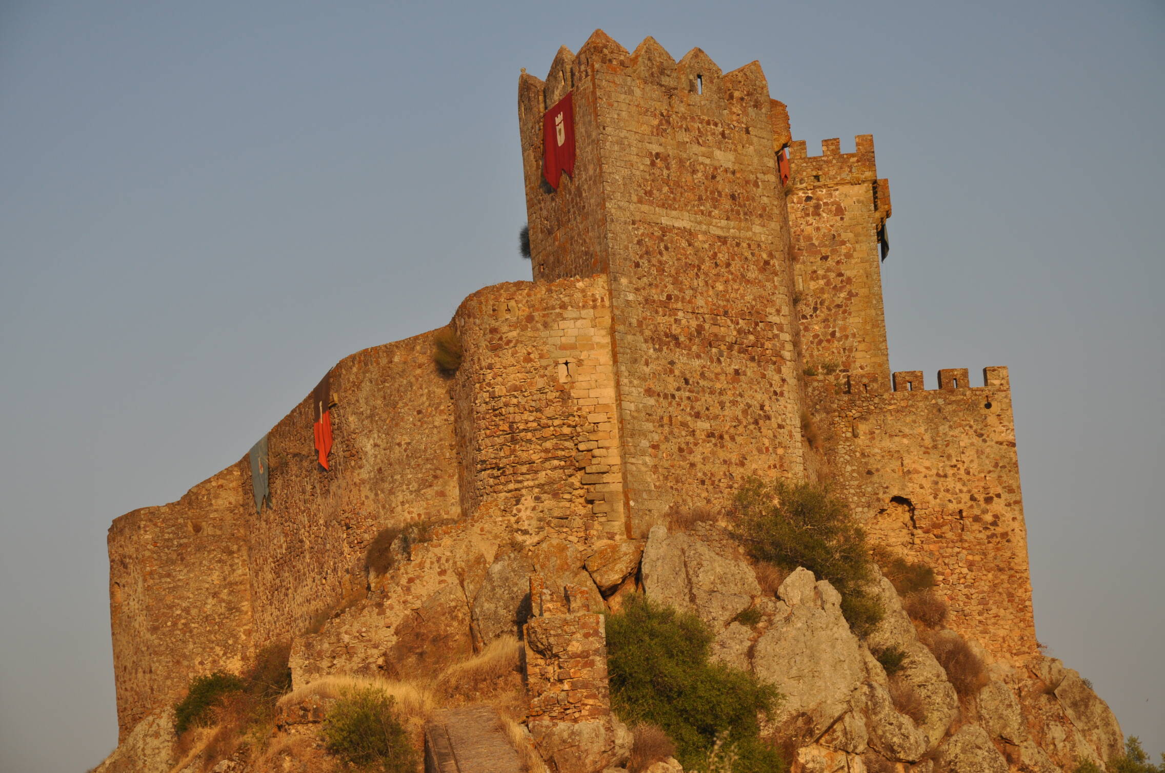 Foto: El pueblo medieval que es uno de los más bonitos de Extremadura. (Wikipedia/Jfalerog)