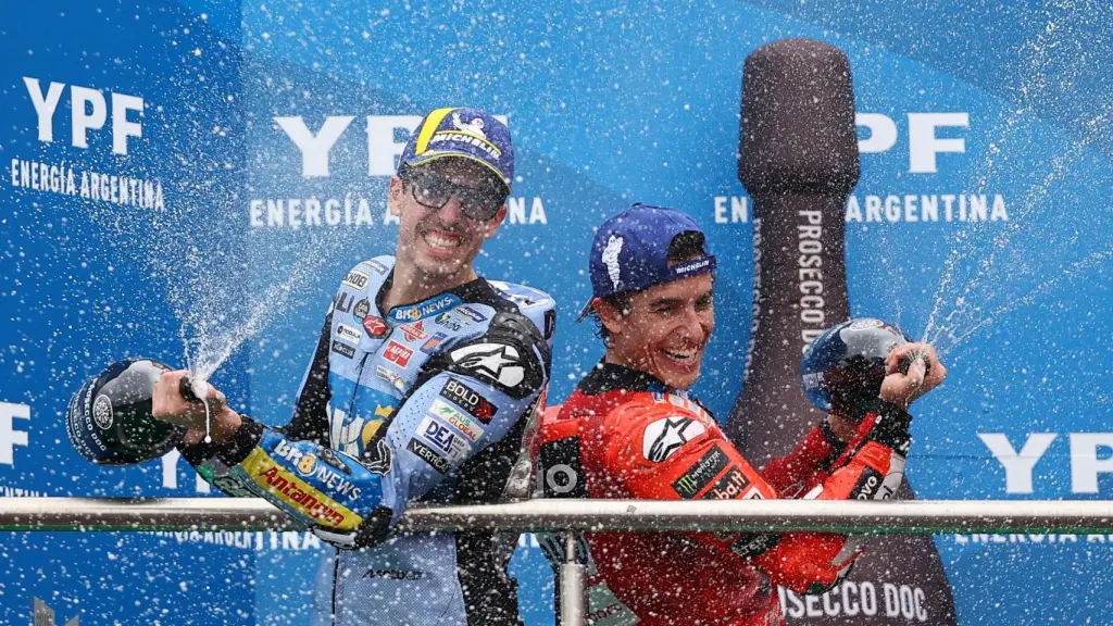 Marc y Álex Márquez celebran la primera y segunda posición, respectivamente, en el Gran Premio de Argentina.gana el duelo fratricida entre los hermanos Márquez en Argentina e iguala las 90 victorias de Ángel Nieto