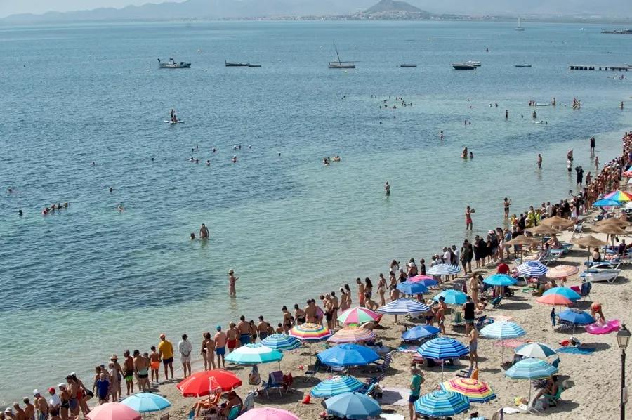 Vecinos disfrutando del Mar Menor. EFE
