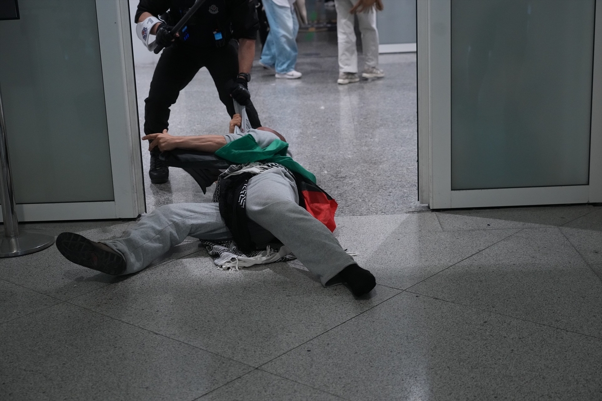 Miembros de la Ertzaintza detienen a varios activistas en el aeropuerto de Bilbao, a 23 de mayo de 2026, en Bilbao, Vizcaya, País Vasco
