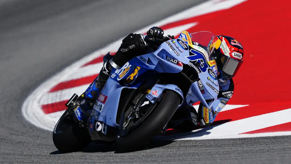 Álex Márquez traza un viraje con su GP26 durante la carrera al sprint, en el circuito de Barcelona-Cataluña.