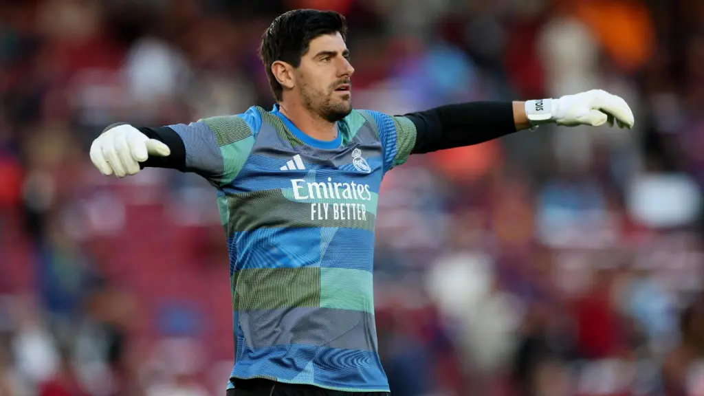 Courtois calentando durante El Clásico.