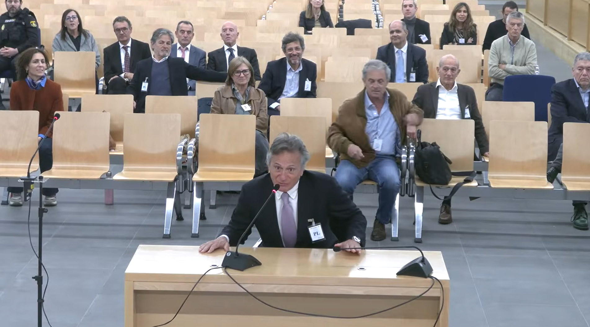 Josep Pujol, con su hermanos y otros acusados detrás, este jueves en el juicio.