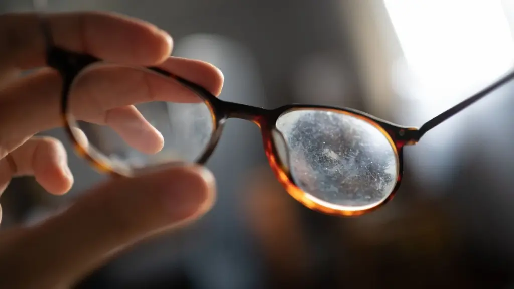 Gafas ralladas: el error con tu paño de microfibra que te costará dinero