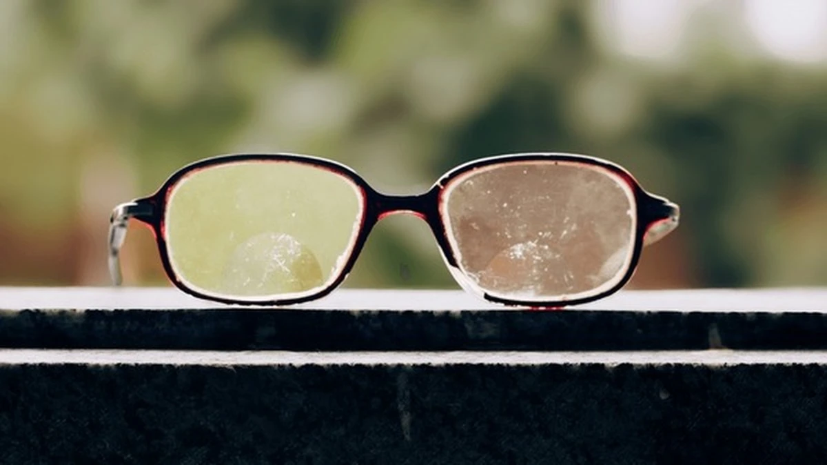 Gafas ralladas: el error con tu paño de microfibra que te costará dinero - image 1