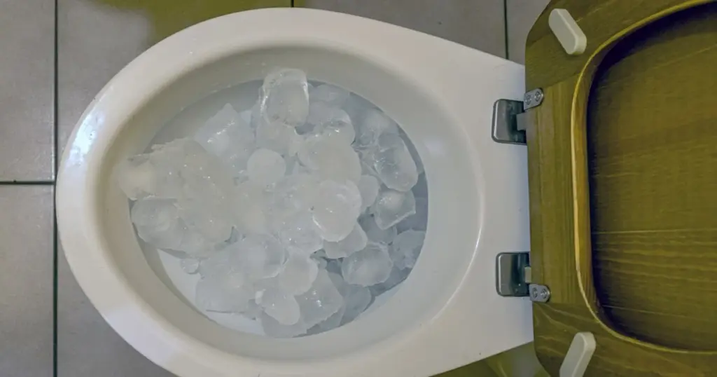 Inodoro impecable en minutos: por qué debes echar un cubo de hielo ahora