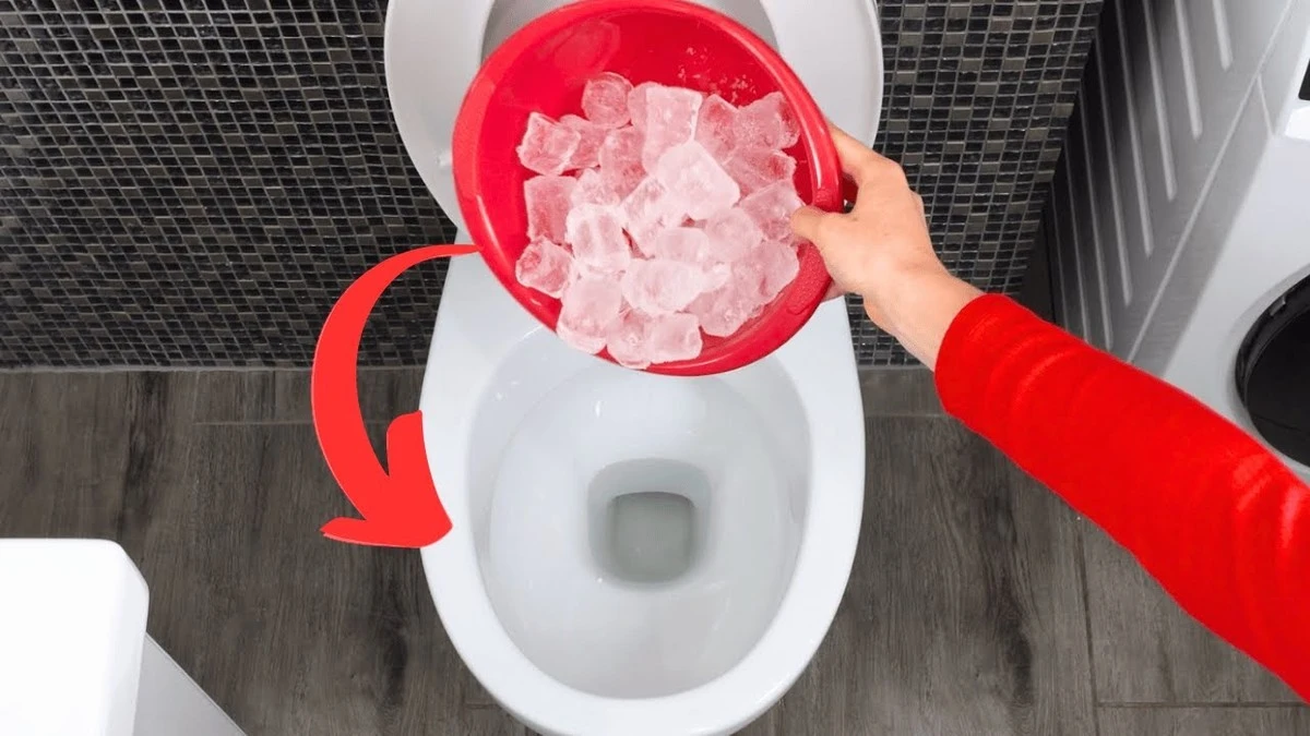Inodoro impecable en minutos: por qué debes echar un cubo de hielo ahora - image 1
