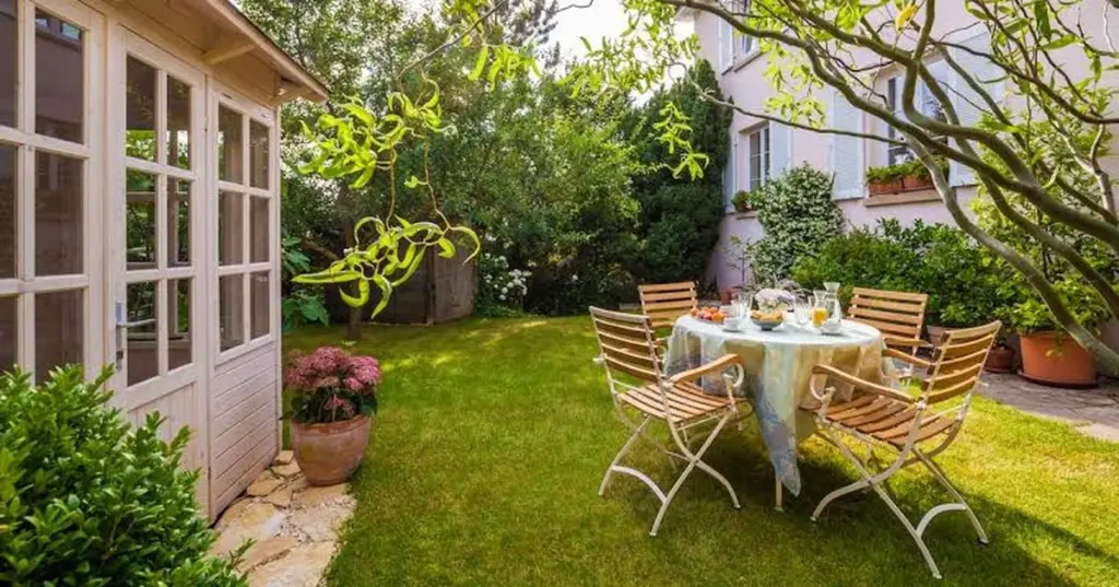 Jardín impecable en 10 minutos: el método de Homes and Gardens para 2026
