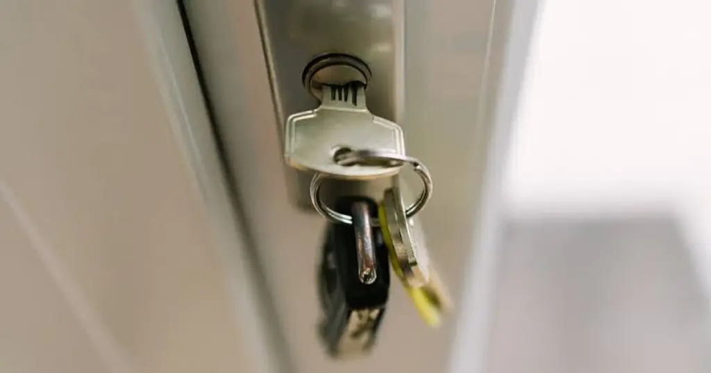 Llave puesta al dormir: por qué daña tu cerradura de cilindro de perfil