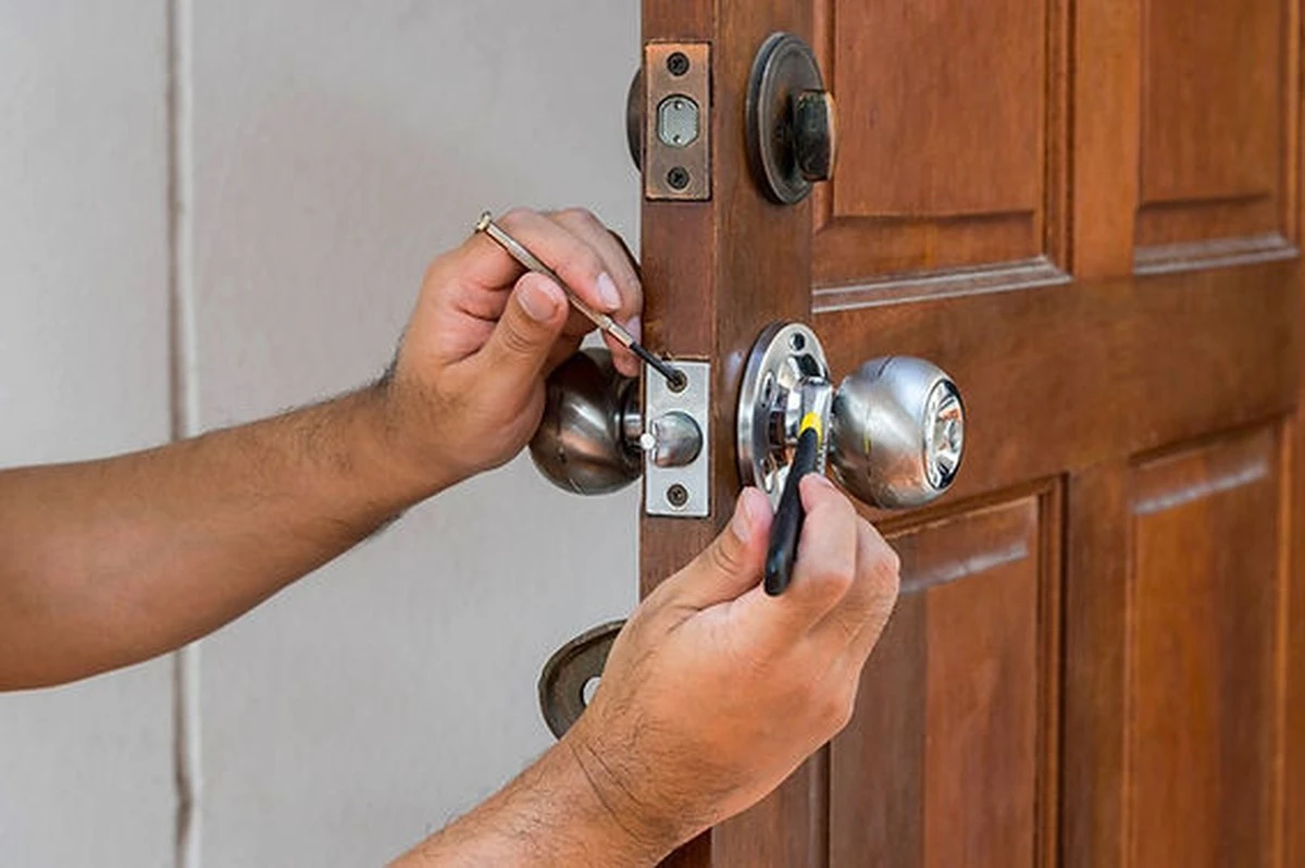 ¿Llave puesta en la cerradura? El error que daña tu puerta y frena rescates - image 1
