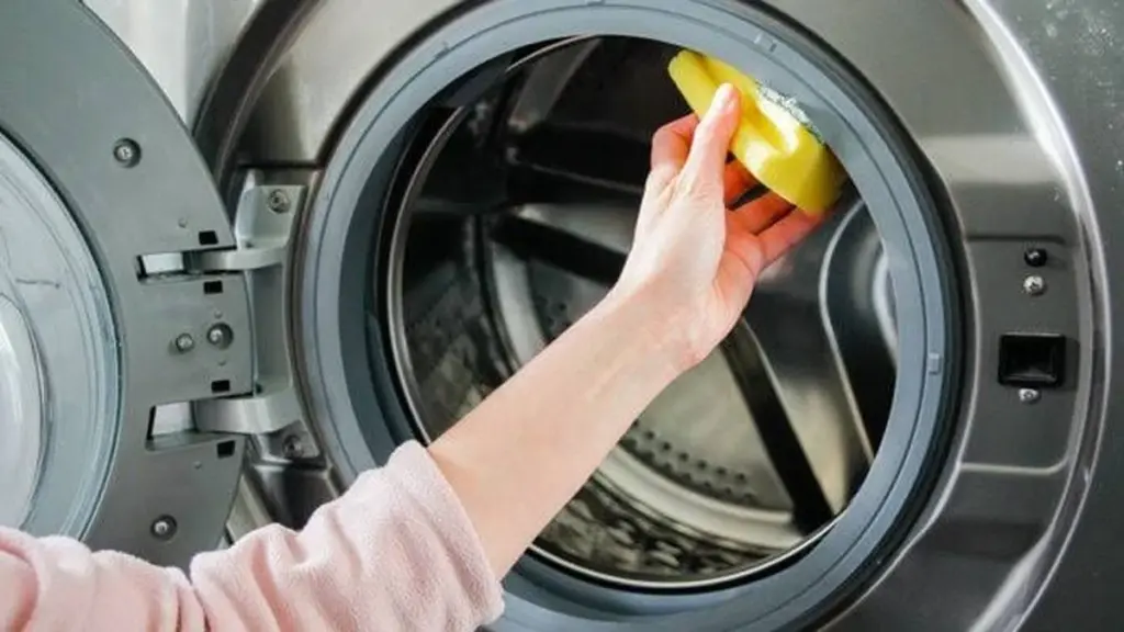 Mal olor en la lavadora: el truco del vinagre blanco para limpiarla en 30 minutos