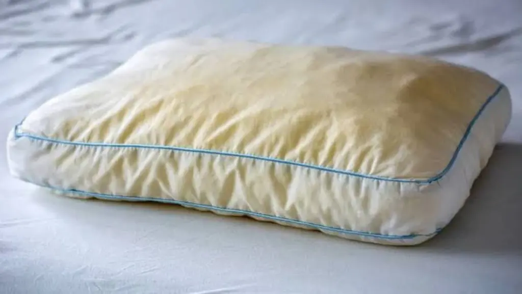 Mancha amarilla en tu almohada: el truco de 30 minutos para dejarla blanca
