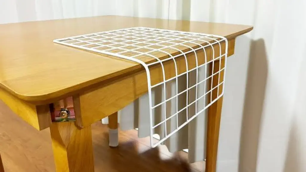 Más almacenamiento con una malla de alambre: el truco de la L para tu baño