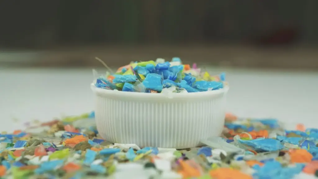 Microplásticos en tu cocina: el truco de la tabla para proteger tu corazón
