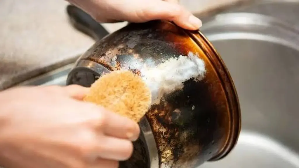 No tires los posos de café: el método para eliminar la grasa quemada