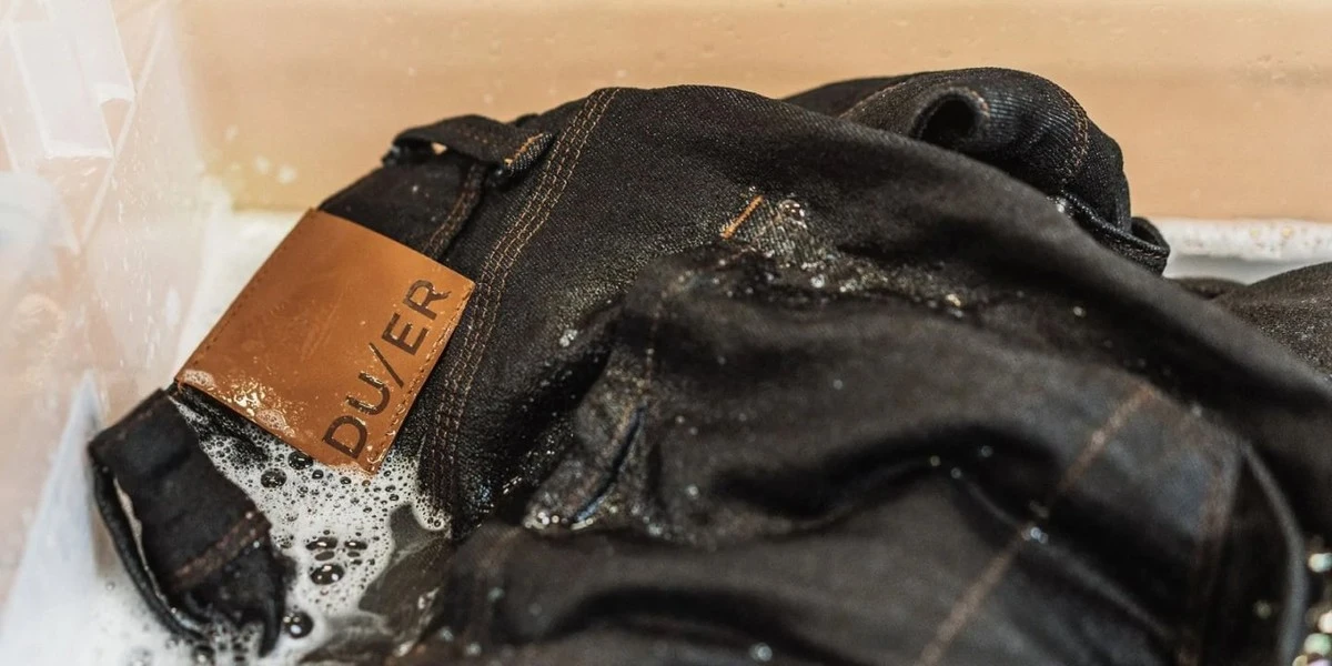 ¡No uses más detergente común! El truco para que tus pantalones vaqueros luzcan negros años - image 1