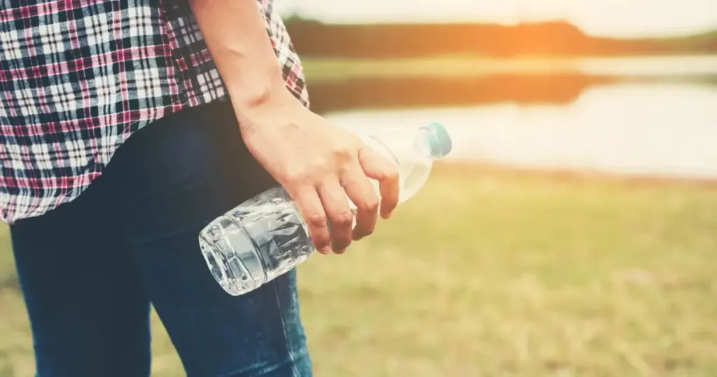 Plantas secas en mayo: entierra una botella de plástico así por 5 días