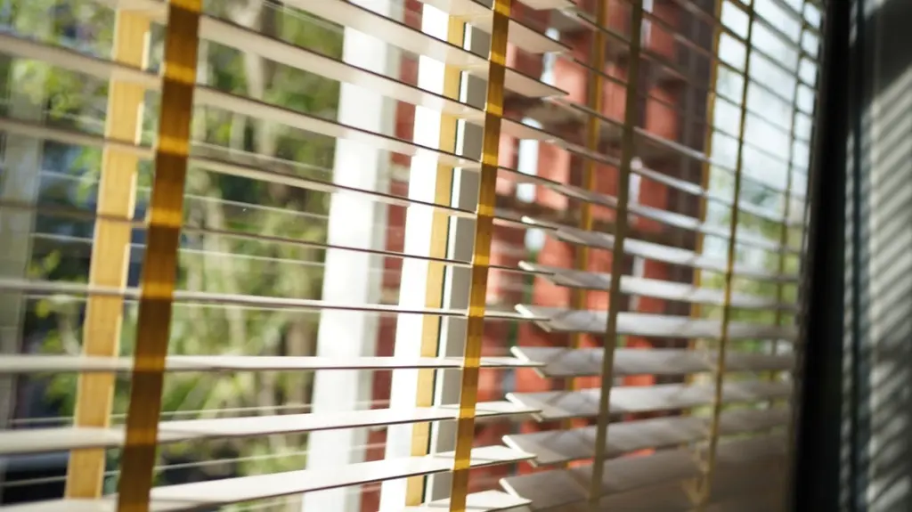 Privacidad en tu ventana: el truco del encaje para ganar luz sin persianas