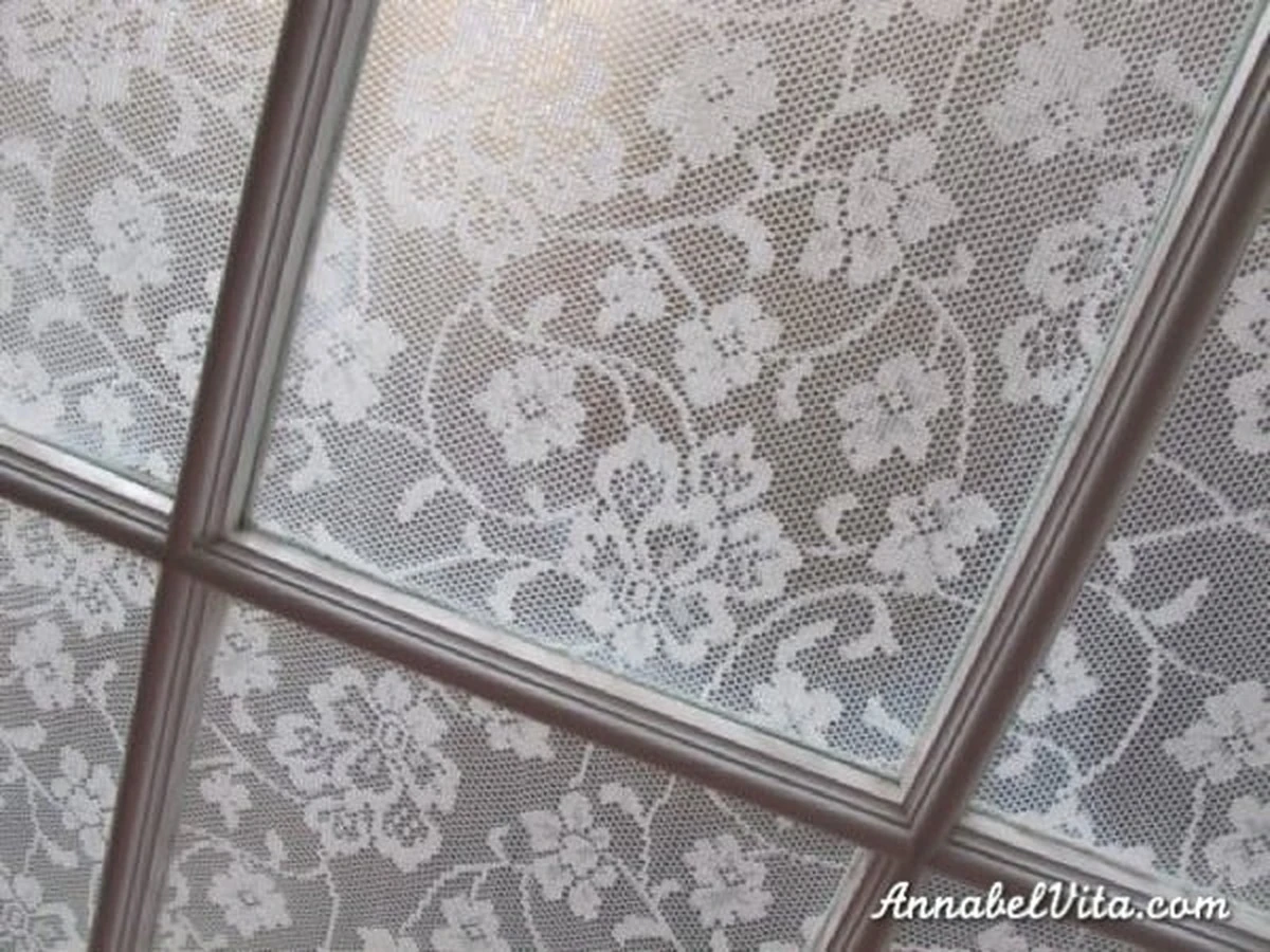 Privacidad en tu ventana: el truco del encaje para ganar luz sin persianas - image 1