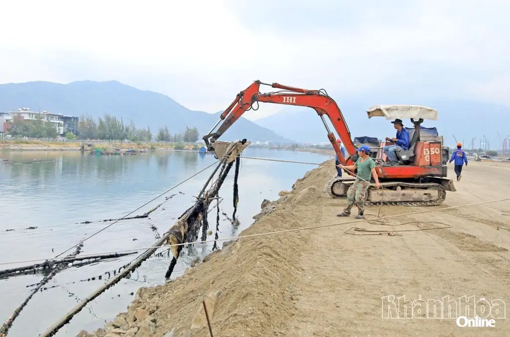 Río Quán Trường: el Comité Popular de la Comuna de Nam Nha Trang lanza limpieza radical